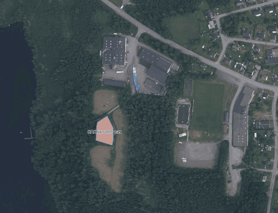Karta som visar aktuell planområde i västra Rörvik för fastigheten Håknatorp 1:29 med ortofoto från Lantmäteriet som bakgrund som visar badplatsen, skogen och mindre åkrar.