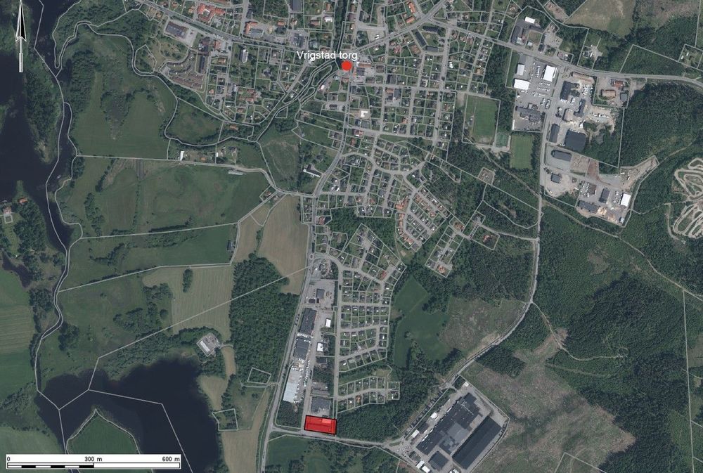 Ett ortofoto över Vrigstad med Vrigstad torg utmärkt med en röd cirkel och planområdet i röd fyrkant med svart kant.